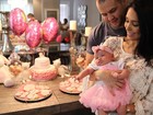 Bella Falconi comemora um mês de vida da filha com festinha