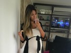 Adriana Sant'Anna faz selfie com roupa justa marcando o barrigão