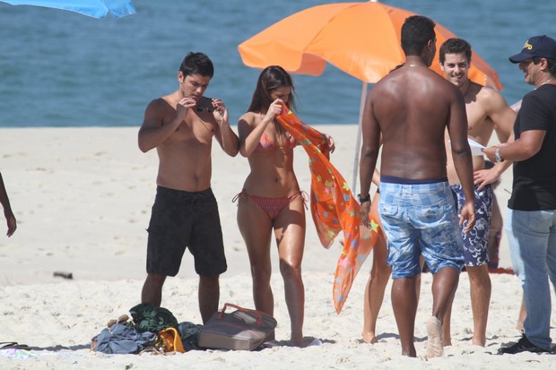 Bruna Marquezine grava novela na praia do Recreio no RJ (Foto: Dilson Silva / Agnews)