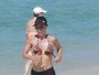 Aos 48 anos, Carla Marins exibe o corpo sarado em dia de praia