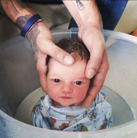 Lucas dá banho na filha (Foto: Reprodução / Instagram)