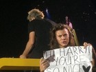Harry Styles, do One Direction, para show para corrigir cartaz de fã