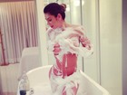 Graciella Carvalho posa coberta de espuma: 'Sensualizando na banheira'