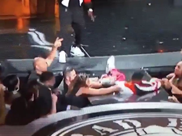 Sean Diddy Coombs cai durante apresentação em prêmio de música em Los Angeles, nos Estados Unidos (Foto: Instagram/ Reprodução)