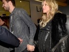 Grávida de oito meses, Shakira vai a lançamento de livro com Piqué