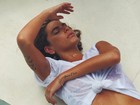 Mariana Goldfarb sensualiza em foto na web, com camiseta molhada