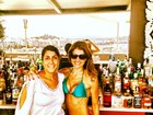 De biquíni, Carol Magalhães curte dia em Ibiza com amiga