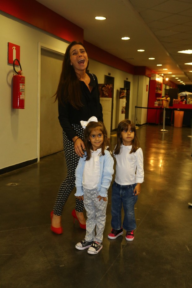 Giovanna Antonelli com as filhas Sofia e Antônia (Foto: Marcello Sá Barretto/Agnews)