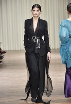 Isabeli Fontana desfila na semana de moda de Milão, na Itália