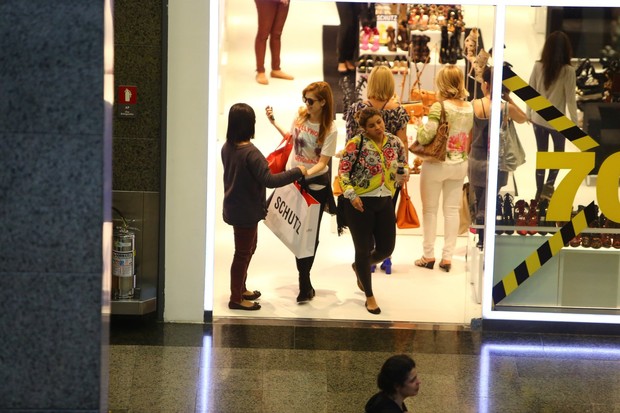 Sophia Abrahão em shopping do Rio (Foto: Marcello Sá Barreto / AgNews)