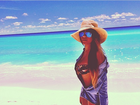 Irmã de Neymar posa de biquíni em praia paradisíaca