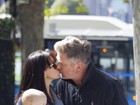 Alec Baldwin troca beijos com a mulher na Espanha