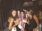 Isis Valverde curte o carnaval bebendo com as amigas