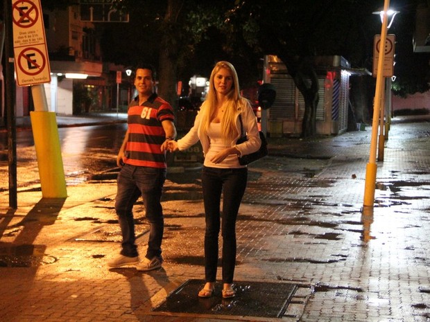 Bárbara Evans com o namorado, Leonardo Conrado, na Zona Sul do Rio (Foto: Rodrigo dos Anjos/ Ag. News)