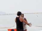 Letícia Wiermann sua a camisa em jogo de beach tênis com o namorado