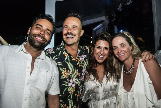 Paulinho Vilhena, Fernanda Paes Leme e amigos em festa de réveillon em Fernando de Noronha  (Foto: Marcelo Loureiro / AgNews)