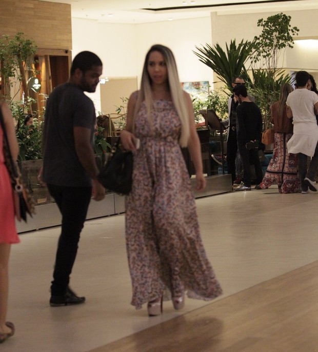 Mulher Melão levando olhada em shopping na Barra da Tijuca, RJ (Foto: Delson Silva / Agnews)
