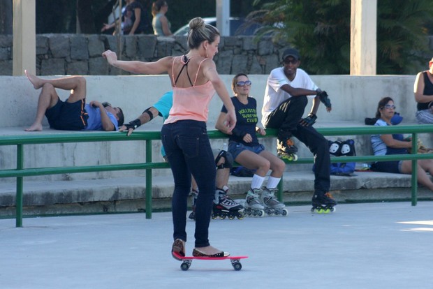Joana Machado no skate (Foto: AG Famosos / Divulgação)