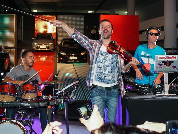 Junior Lima com os outros integrantes da banda Dexterz em show em São Paulo (Foto: Manuela Scarpa e Marcos Ribas/ Foto Rio News)