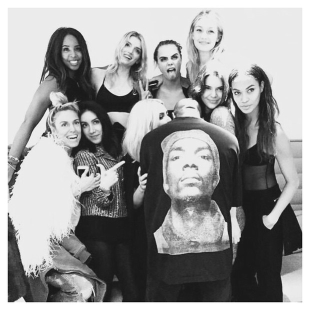 Kim Kardashian com amigas em show de Kanye West em Paris, na França (Foto: Instagram/ Reprodução)