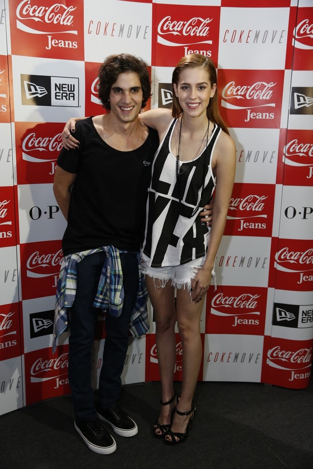 Fiuk beija Sophia Abrão no backstage da Coca Cola Jeans no Fashion Rio (Foto: Felipe Panfili/AgNews)