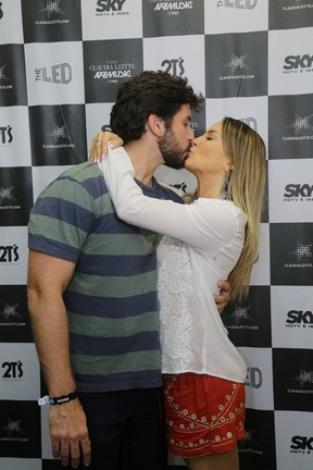 Claudia Leitte e o marido, Márcio Pedreira, em bastidores de show na Zona Norte do Rio (Foto: Marcello Sá Barretto/ Ag. News)