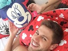 Ex-BBB Jonas posta foto com Mari Gonzalez: 'Pegando a Minnie'