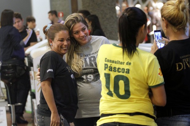 Grávida, Luma Costa posa com fãs na Barra da Tijuca, RJ (Foto: Marcos Ferreira / FotoRioNews)
