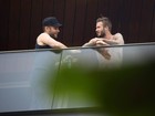 David Beckham aparece em varanda de hotel sem camisa