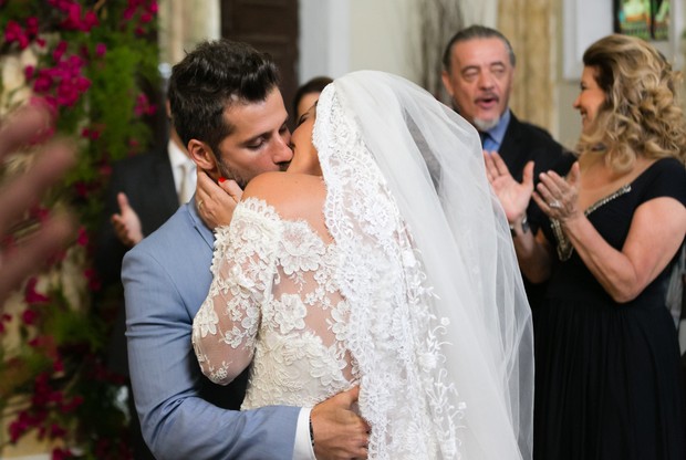 Giovanna Antonelli e Bruno Gagliasso gravam cena de casamento em Sol Nascente (Foto: Globo/Tata Barreto)