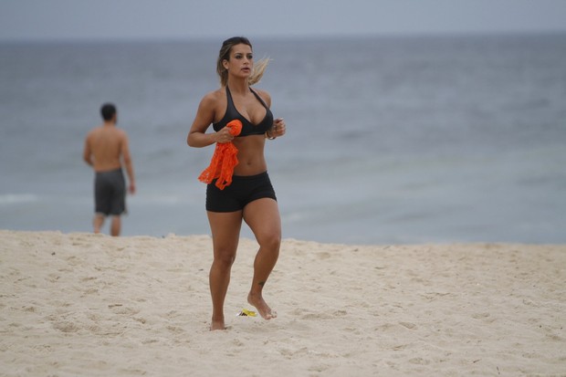 Lucilene Caetano se exercita na praia do Leblon (Foto: Gil Rodrigues / Foto Rio News)