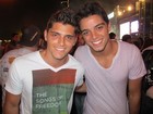 Em família! Os irmãos Rodrigo Simas e Bruno Gissoni vão juntos a micareta