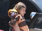 Giovanna Ewbank leva a filha Titi a aulinha de natação