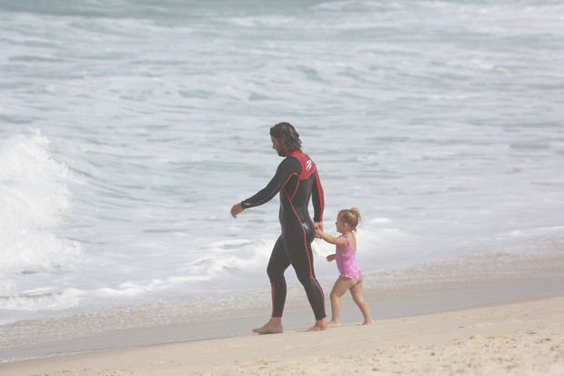 Mario Frias e filha na praia (Foto: Dilson Silva / Agnews)