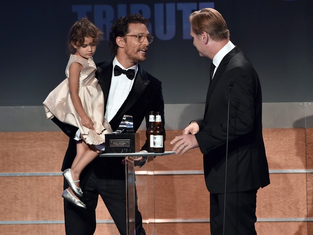 Christopher Nolan e Matthew McConaughey com a filha Vida Alves McConaughey em premiação em Los Angeles, nos Estados Unidos (Foto: Kevin Winter/ Getty Images/ AFP)
