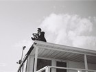Robert Pattinson posa em cima de telhado e aparece sexy em campanha