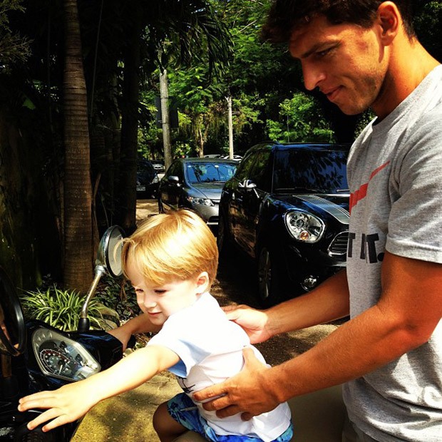 Danielle Winits posta foto do filho, Guy, com Amaury (Foto: Instagram / Reprodução)