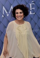 Regina Duarte vai com look descosturado à festa de 'Império'