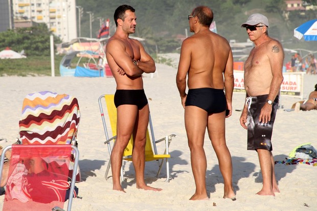 Malvino Salvador na praia da Barra da Tijuca, RJ (Foto: Johnson Parraguez / FotoRioNews)