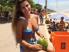 Jade Barbosa mostra os atributos em praia e é chamada de 'delicinha'