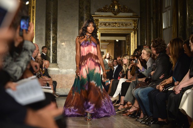 Naomi Campbell desfila para Emilio Pucci na semana de moda de Milão (Foto: AFP)