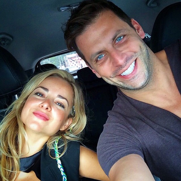 Henri Castelli com a namorada\ (Foto: Reprodução/Instagram)
