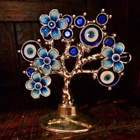 Angela Sousa posta foto de objeto de decoração cheio de olhos gregos (Foto: Instagram)