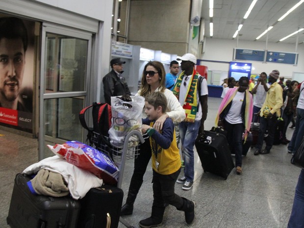 Giovanna Antonelli com o filho Pietro em aeroporto no Rio (Foto: Rodrigo Sauzo/ Foto Rio News)