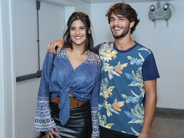 Giulia Costa e Brenno Leone em show na Zona Oeste do Rio (Foto: Roberto Filho/ Brazil News)