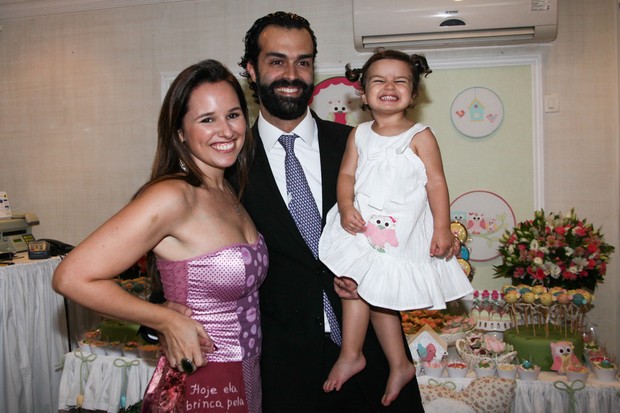 Mariana Belém com a filha e o marido (Foto: Manuela Scarpa/Foto Rio News)