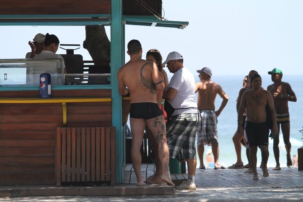 Ex-BBB Yuri Fernandes em quiosque da praia (Foto: Wallace Barbosa / AgNews)