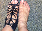 Kim Kardashian mostra pés inchados após usar sapato