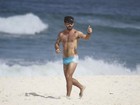 De sunga, Juliano Cazarré corre na praia para manter a boa forma