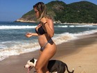 Aryane Steinkopf exibe barriguinha de grávida na praia